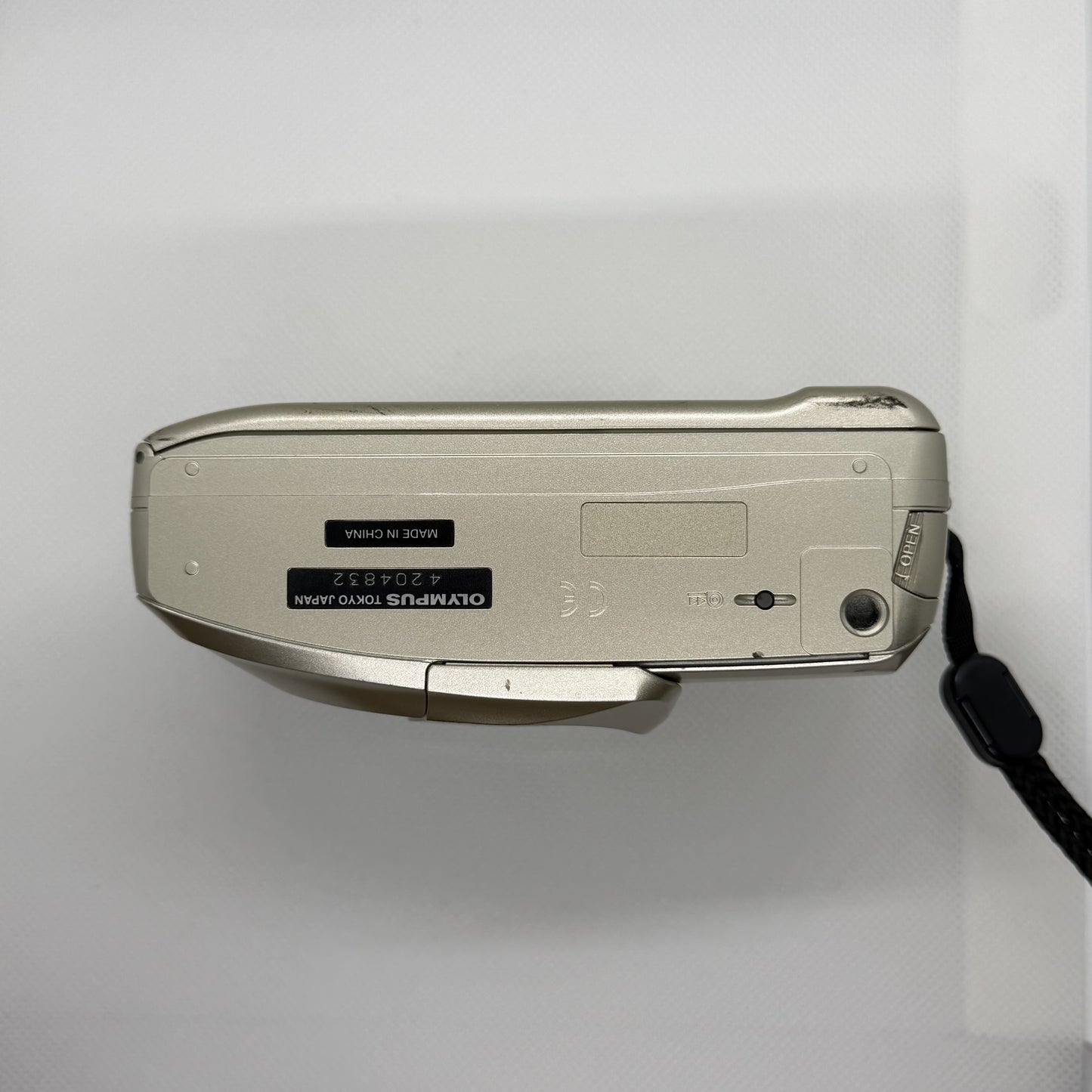 Olympus mju II Zoom 170, bottom