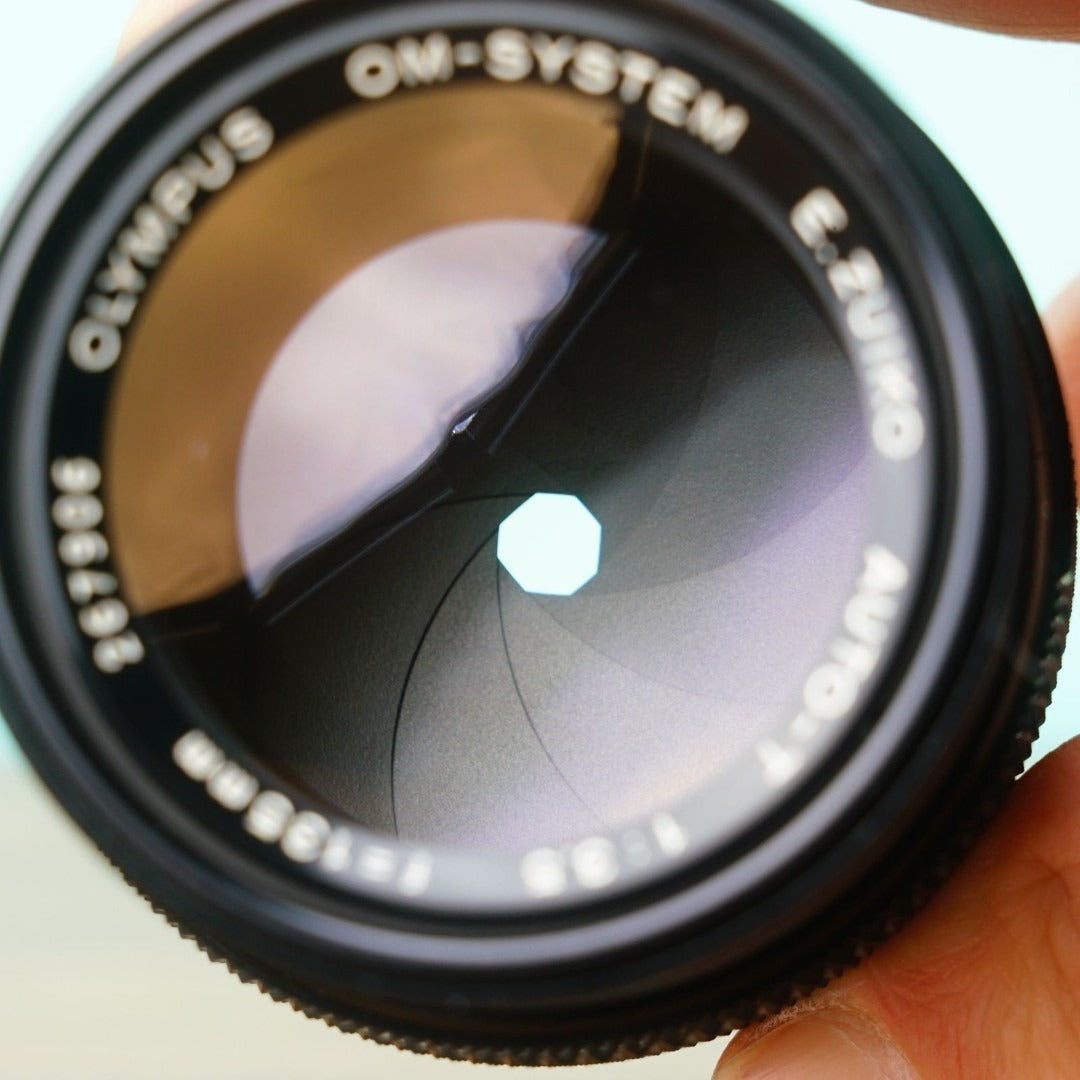 Olympus E.ZUIKO AUTO-T 135mm F3.5 with case - Filem.sg