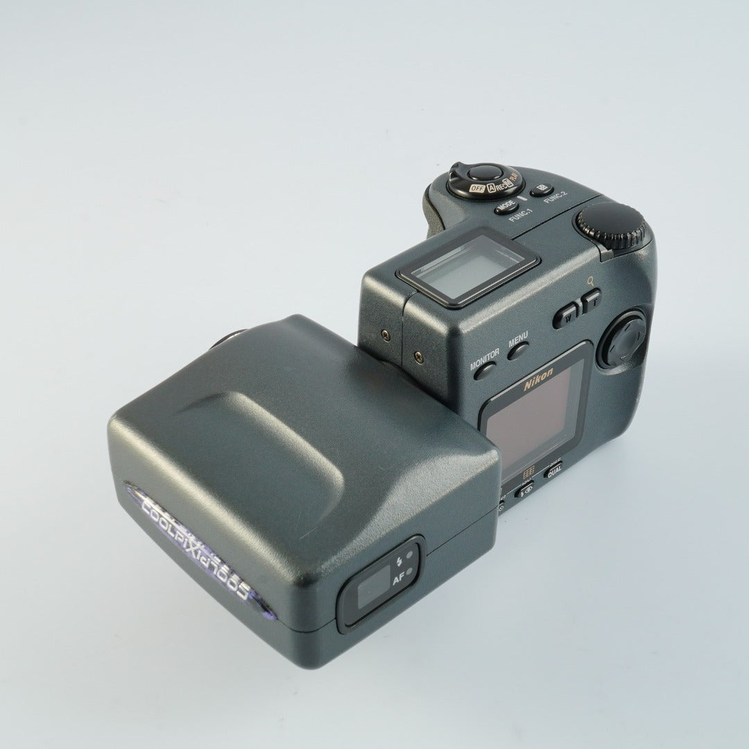 Nikon Coolpix 990 - Filem.sg